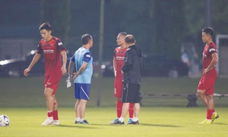 Văn Hậu rất có thể sẽ không thể có mặt trong đội hình xuất phát khi ĐTVN tiếp ĐT Malaysia do tập trung trễ hơn dự kiến ảnh: VSI 