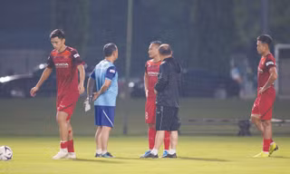 Văn Hậu rất có thể sẽ không thể có mặt trong đội hình xuất phát khi ĐTVN tiếp ĐT Malaysia do tập trung trễ hơn dự kiến ảnh: VSI 