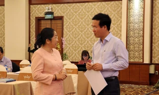 Đồng chí Võ Văn Thưởng trao đổi với đại biểu tham dự hội nghị. ảnh: TTXVN