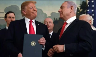  Tổng thống Mỹ Donald Trump và Thủ tướng Israel Benjamin Netanyahu vào thời điểm ký quyết định tại Nhà Trắng ảnh: Quartz 