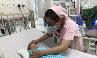 Em bé Vô Danh bị bỏ rơi trong lavabo nay đã có tên mới: Nguyễn Thành Nhân