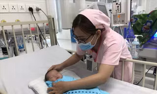Em bé Vô Danh bị bỏ rơi trong lavabo nay đã có tên mới: Nguyễn Thành Nhân