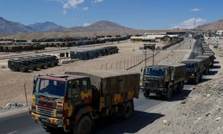 Quân đội Ấn Độ tập trung các phương tiện vận tải tại một căn cứ quân sự ở Ladakh - khu vực đang xảy ra tình hình căng thẳng 