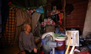 Bà Trần Thị Ba xúc động khi kể về hoàn cảnh của mình 