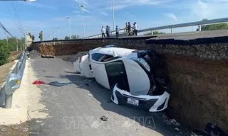 Ôtô và xe máy di chuyển vào thời điểm sụp, lún bị hư hỏng nặng. Ảnh: Thanh Tân