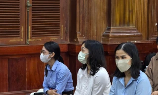 Bà Nguyễn Hoàng Kim Vy (ngoài cùng, phải sang).