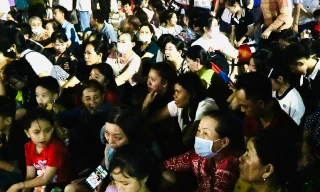 Người dân Tây Ninh xem pháo hoa tối 29/4. Ảnh: Tân Châu