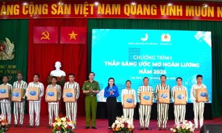Đại tá Nguyễn Văn Tuấn và đại diện Trung ương Hội Liên hiệp thanh niên Việt Nam tặng quà các phạm nhân.