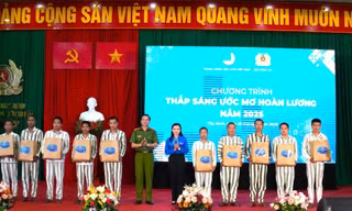 Đại tá Nguyễn Văn Tuấn và đại diện Trung ương Hội Liên hiệp thanh niên Việt Nam tặng quà các phạm nhân.