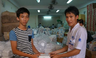 Gạt nước mắt cho con đi thi đại học với 200 nghìn ứng trước