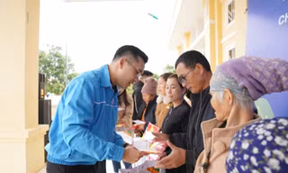 Thanh niên Quảng Ninh khám bệnh miễn phí tại đảo tiền tiêu