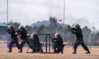 Xem chiến sĩ CSCĐ diễn tập bắn súng chống khủng bố và trấn áp tội phạm