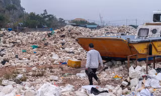 Phao xốp chất đống gây ô nhiễm tại cảng cá lớn nhất Vân Đồn