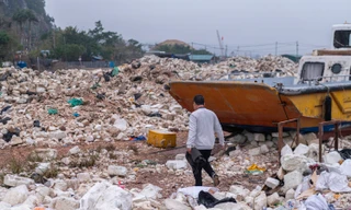 Phao xốp chất đống gây ô nhiễm tại cảng cá lớn nhất Vân Đồn