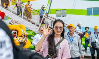 Tàu từ Bắc Hải - Trung Quốc chở hơn 1.000 khách tới vịnh Hạ Long sau nhiều năm gián đoạn