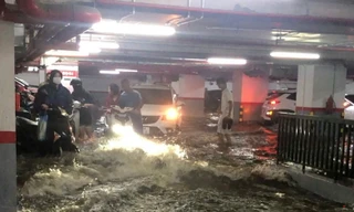 Mưa xối xả, nước cuốn như thác, hầm chung cư ở Hạ Long 'chết chìm'