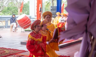 Người dân đổ ra đình xem lễ hội Đại kỳ phúc 