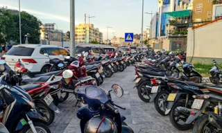 Chiếm dụng vỉa hè làm bãi gửi xe ở Hòn Gai
