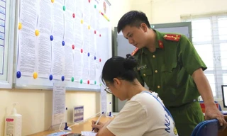 Cận cảnh quy trình cấp đổi đăng ký, giấy phép lái xe tại công an phường ở Hạ Long