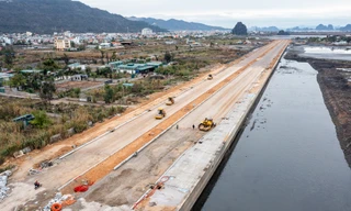 Toàn cảnh công trường dự án đường bao biển Cẩm Phả nhìn từ trên cao