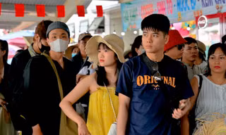 Du khách 'đổ bộ' Cát Bà 