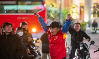 Du khách nước ngoài bất ngờ với độ 'máu lửa' của CĐV Hạ Long, Đà Lạt