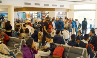 Hàng nghìn du khách ‘đổ bộ’ vịnh Hạ Long