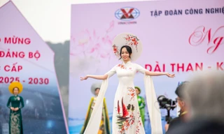 Hàng nghìn chị em công nhân trình diễn áo dài bên bờ di sản vịnh Hạ Long