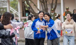Sinh viên tham gia giải chạy tại Đại học Hạ Long