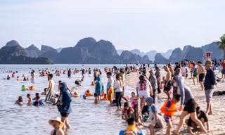 Người dân Hạ Long đưa trẻ nhỏ ra biển tránh nóng