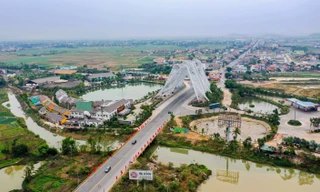 Bay trên 'thành phố trẻ' Đông Triều