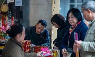 Người dân Hạ Long đổ đi lễ chùa cầu may