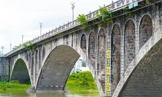 Xuất hiện vết nứt kéo dài, tạm dừng lưu thông qua cầu Ka Long