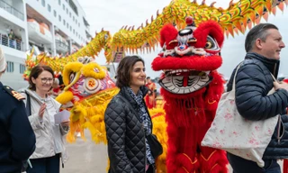 Chủ tịch Quảng Ninh lì xì khách du lịch tàu biển ‘xông đất’ đầu năm