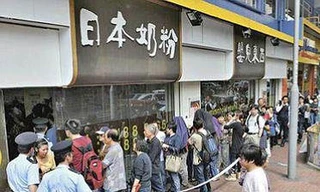 Lo nhiễm phóng xạ, dân xếp hàng mua sữa Nhật cũ