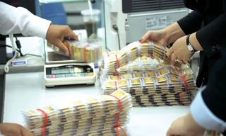 Giá đấu thầu thấp kỷ lục, vàng vẫn thừa