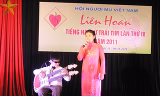 Thịnh đệm ghita cổ cho mẹ hát