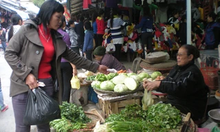 Chỉ qua vài ngày rét đậm, giá rau xanh tại chợ Mễ Trì Thượng (Từ Liêm, Hà Nội) đã tăng từ 30-50%