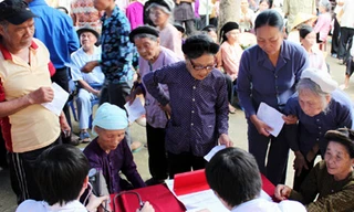 Khám bệnh, cấp thuốc miễn phí cho người nghèo