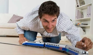 Sẽ như thế nào nếu Người Nhện, Iron Man phải làm việc tại nhà?