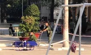 Hình ảnh anh bộ đội hát hay như ca sĩ, ngồi trên xe đẩy nhau khiến dân mạng "lịm tim"