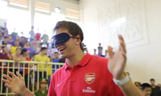 Sao Arsenal bịt mắt chơi bóng đá tại Hà Nội