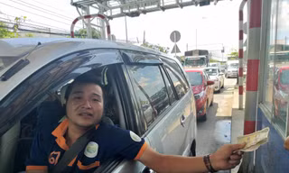 Giữa trưa nắng tài xế 'chiếm làn' để phản đối, BOT T2 ùn tắc nghiêm trọng