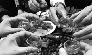 Bị đâm trọng thương nhưng vẫn ngồi nhậu cho đến khi tử vong