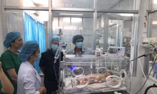 Cứu sống bé gái 9 ngày tuổi có tạng từ ổ bụng chui lên lồng ngực