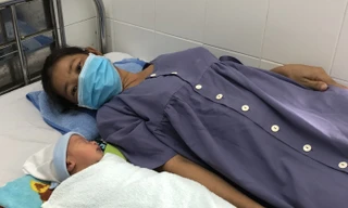 Em bé nằm cạnh khối u 'khổng lồ' trong tử cung chào đời an toàn