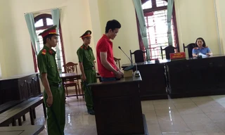 Lấy cắp dữ liệu Visa Card mua điện thoại, bị cáo ra tòa trong nước mắt