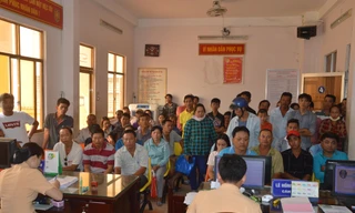 Hàng trăm người chen chúc đợi bấm biển số ngũ quý 9