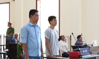 Bị cáo Tuấn Anh (trái), bị cáo Nghĩa (phải) tại phiên tòa phúc thẩm - Ảnh: Kim Hà.