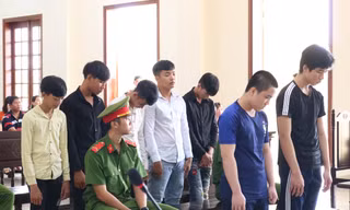 Nhóm thanh, thiếu niên vác mã tấu chém bạn để trả thù